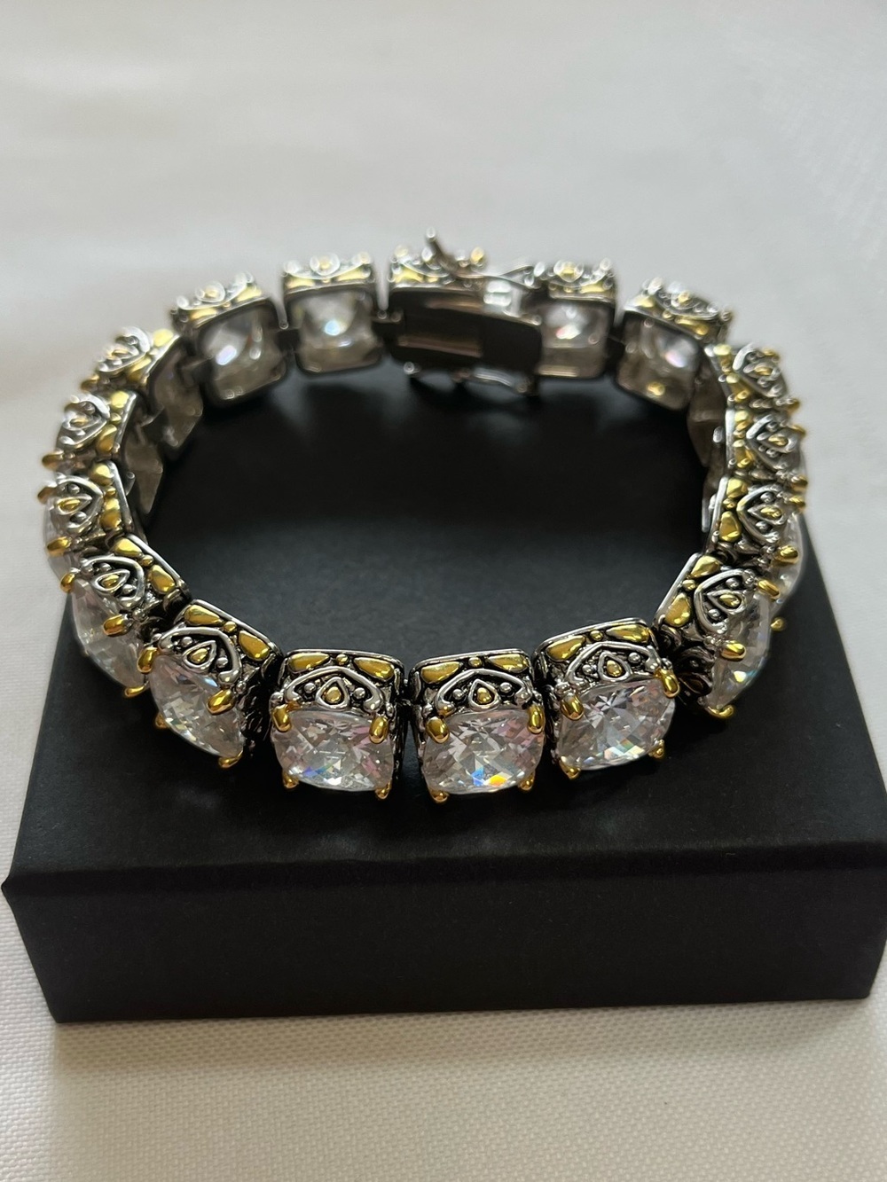 PARK LANE tennis bracelet
Cubic zirconia stones
Safety clasp
Bold stand-out